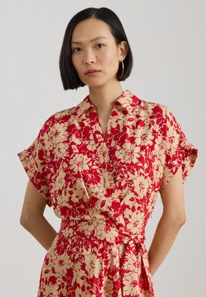 Rød blomstrete kjole med krage, korte ermer, omslagsstil og beige blomstermønster. Laget av lett stoff.