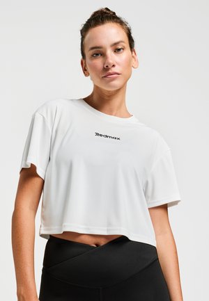 T-shirt de sport blanche coupée en tissu léger avec un col rond et des manches courtes, arborant le logo "Redmax" en noir sur le devant.