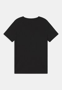 Czarny t-shirt z krótkim rękawem o okrągłym dekolcie, wykonany z bawełny. Widok z tyłu pokazuje proste, bezszwowe wzornictwo bez wzorów.