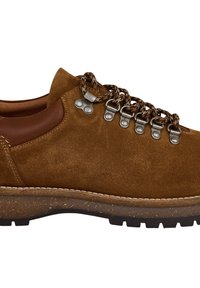 Scarpa da trekking in suede marrone con lacci spessi a fantasia, occhielli in metallo, collare in pelle imbottito e suola in gomma texture.