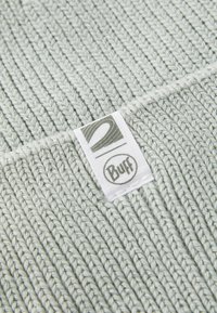 Lys grå strikket hue med en tekstureret mønster, med et hvidt stofmærke der viser "Buff" logoet og et stiliseret design.
