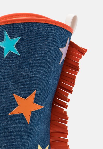 Denimstøvler med fargerike stjerneapplikasjoner i turkis, oransje og lilla. Har røde frynser og en kontrasterende oransje kant.