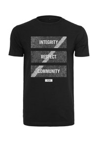 Mustassa puuvillapaidassa on kolme valkoista tekstilohkoa: "INTEGRITEETTI," "KUNNIOITUS," "YHTEISÖ," ja pienen "FCH" -tunnuksen alla.