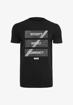 Čierne bavlnené tričko s tromi bielymi textovými blokmi: "INTEGRITA," "RESPEKT," "COMMUNITA," a malou nálepkou "FCH" pod nimi.