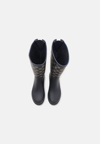 Bocanci de ploaie din cauciuc de culoare bleumarin cu un model circular auriu. Textură netedă, design până la genunchi și interior moale în contrast. Talpă plată.