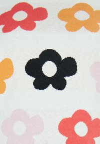 Tessuto a fantasia con fiori multicolori in rosa, arancione, nero e giallo su uno sfondo bianco. Tessuto dalla consistenza morbida.