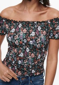 Off-the-shoulder kukkakuosiset toppi, jossa on röyhelöreunat ja smokkitekstuuri mustalla, vihreällä, oranssilla ja purppuranvärisillä kukkakuoseilla.