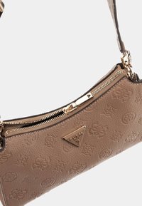 Borsa a tracolla in pelle marrone con finiture in metallo dorato, chiusura con zip e dettaglio del logo impresso. Presenta una tracolla sottile e regolabile.