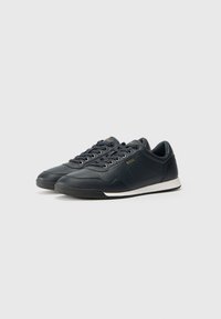 Dunkelblaue Ledersneakers mit strukturiertem Finish, weißer Gummisohle, Schnürung vorne und dezentem Branding an der Seite.