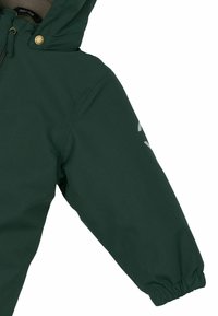 Chaqueta verde hecha de una tela suave y resistente al agua. Cuenta con una capucha, puños elásticos y un forro interior suave. Diseño sencillo con detalle del logo.