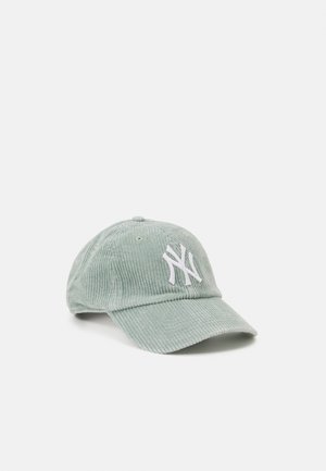 Casquette de baseball en velours côtelé vert clair avec logo "NY" brodé en blanc à l'avant, visière incurvée et œillets de ventilation.