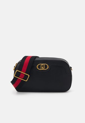 Bolso bandolera de cuero negro con cierre dorado y correa negra ajustable con una franja roja en el centro y hebilla dorada.