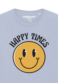 Hellblaues T-Shirt aus Baumwolle mit einem runden gelben Smiley-Gesicht und dem Text "HAPPY TIMES" in fetten schwarzen Buchstaben darüber.