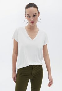 OXXO SOFT TOUCH V-NECK  - Jednoduché tričko - ice milk