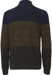 Pull en tricot pour homme avec trois bandes horizontales de couleurs : bleu marine en haut, vert olive au milieu et gris foncé en bas, vu de dos.