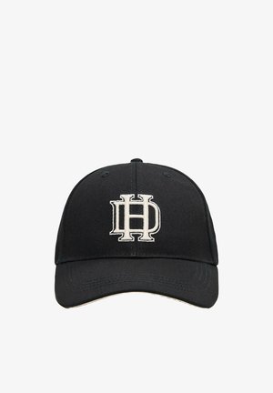 Zwarte baseballcap met witte geborduurde overlappende letters "H" en "D" op het voorpaneel, een gebogen klep en ventilatiegaatjes.