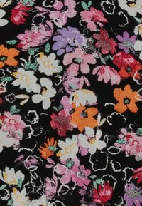 Blomm önstrad tyg med en svart bakgrund och livfulla blommor i rosa, orange, vitt och lila. Mjuk textur med intrikata detaljer.