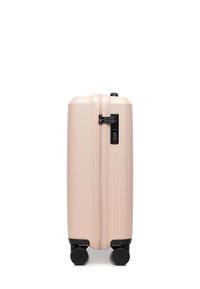Helles rosa Hartschalenreisetasche, die aufrecht steht, mit vier schwarzen Spinner-Rädern und einem integrierten Zahlenschloss an der Seite.