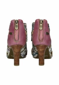 Bottes de cheville en cuir rose avec un motif floral, fermeture éclair et talon en bois. Comprend des coutures décoratives et des accents de logo en métal.