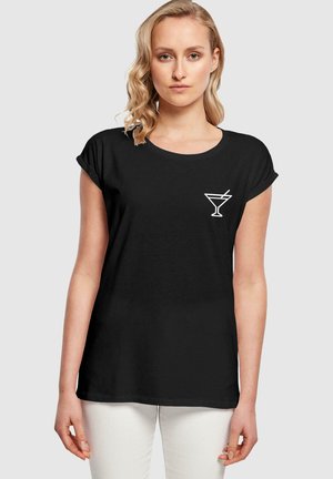 Sort T-shirt med opsmøgede ærmer har en hvid kontur af et cocktailglas på venstre bryst. Stoffet er blødt med en afslappet pasform.