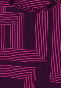 Tessuto viola con un motivo geometrico di rettangoli concentrici rosa. Il design presenta una texture liscia e una leggera elasticità.