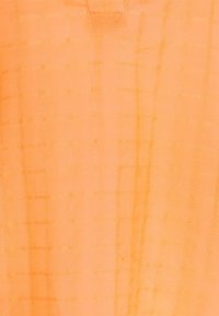 Tessuto arancione con un sottile motivo a griglia e una texture liscia. La leggera lucentezza esalta il colore caldo e i dettagli del design.