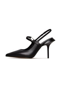 Décolleté slingback in pelle nera con punta affusolata, tacco a stiletto alto e una sottile cintura regolabile con dettagli in metallo.