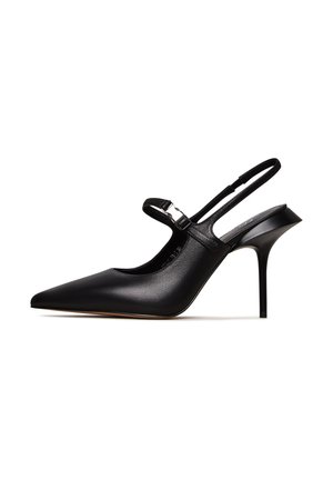 Zwarte leren slingback pump met een spitse neus, hoge stiletto hak en een dunne verstelbare band met een metalen gesp accent.