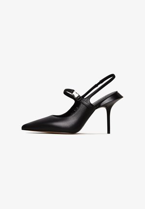 Sorte læder slingback pumps med spids tå, høj stiletto hæl og en tynd justerbar rem med metal spænde detalje.