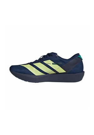 Chaussure de sport bleu marine avec bandes jaune néon, semelle noire, design à lacets et languette de talon verte, vue de côté.