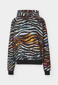 Sudadera negra de diseño abstracto con vibrantes rayas onduladas en rojo, azul y blanco. Presenta un cuello alto y puños acanalados. Textura de tela suave.