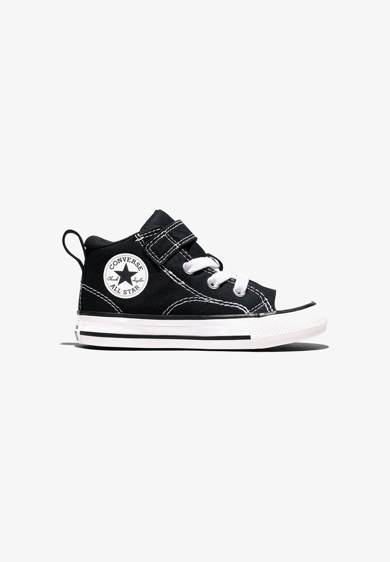 Zapatilla Converse de caña alta para niños en blanco y negro con tira de Velcro, cordones y el logo Chuck Taylor All Star en un lado.