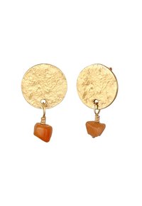Boucles d'oreilles circulaires dorées avec une surface texturée, présentant une pierre orange pendante en bas. La forme est ronde avec un détail en pierre géométrique.