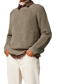 comma casual identity Sweter