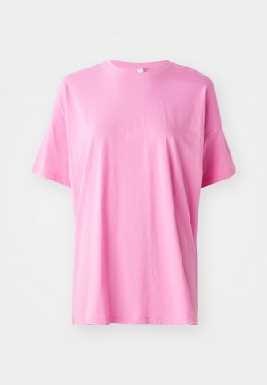 Roze katoenen t-shirt met korte mouwen, een ronde halslijn en een ontspannen pasvorm. Minimale naden en een gladde textuur zonder zichtbare patronen.