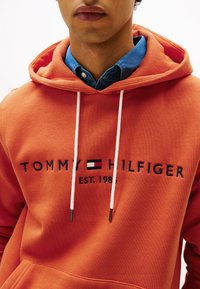 Tommy Hilfiger LOGO HOODY - Felpa con cappuccio - brilliant orange
