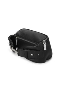 Borsa a tracolla nera in pelle con finitura testurizzata, dotata di un compartimento principale con zip e cinturino regolabile con dettagli in metallo argentato.