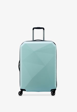 Valigia rigida blu chiaro con design geometrico, dotata di manico retrattile e quattro ruote per la mobilità. Materiale resistente.