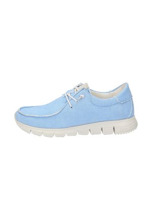 Helle blaue Leinenschuhe mit weißen Schnürsenkeln und Nähten, ausgestattet mit einem strukturierten Obermaterial aus Stoff und einer dicken, gepolsterten Gummisohle.