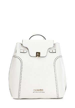 Zaino in pelle bianca con un design strutturato, cuciture nere, gancio dorato e maniglia superiore. Presenta un davanti con patta e dettagli del logo.