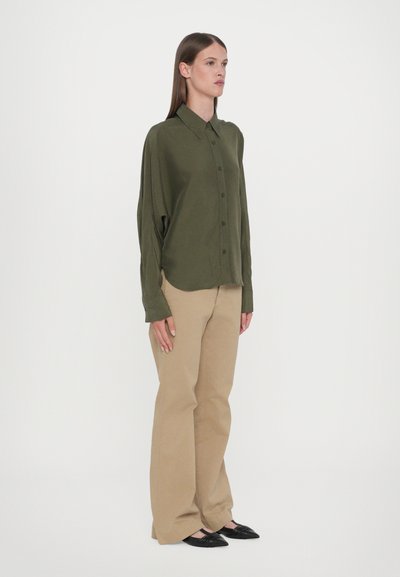 CLOSED PLEATED SHIRT - Skjortebluse - forest green