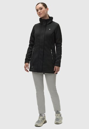 Manteau en polaire noir avec un col haut, une fermeture éclair sur le devant et deux poches latérales. Présente des coutures verticales et un logo discret sur la poitrine.