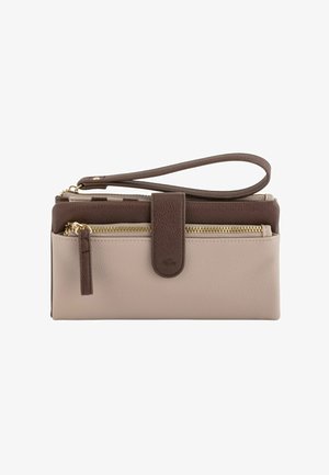 Cartera de muñeca de cuero beige y marrón con múltiples compartimentos con cremallera, un cierre de botón a presión y una correa para la muñeca. Acentos en hardware dorado.
