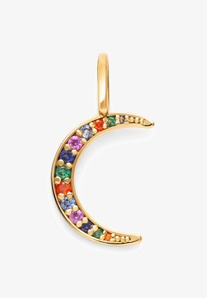 Pendentif en forme de croissant en or orné de pierres précieuses multicolores, présentant des pierres violettes, orange, vertes et bleues dans un design poli.