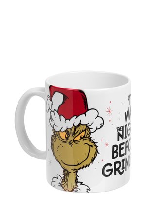 Tazza in ceramica bianca con un personaggio dei cartoni animati con pelle giallo-verde, cappello di Babbo Natale rosso e testo che recita "La notte prima del Grinch."