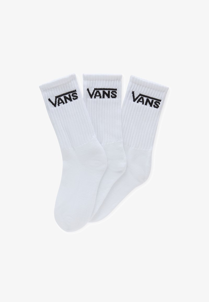 Calcetines de algodón blancos de corte crew con textura acanalada y el logotipo "VANS" bordado en la parte superior, empaquetados en un conjunto de tres pares.