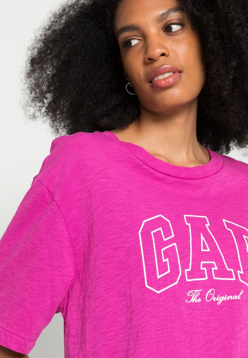 Damen T-Shirts | GAP LOGO EASY TEE T-Shirt print new fuchsia/pink - PS42977 Damen T-Shirts | GAP LOGO EASY TEE T-Shirt print new fuchsia/pink - PS42977