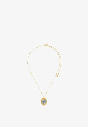 Collier en ton doré avec un pendentif ovale orné de motifs floraux en bleu et rose, détails en perles raffinées le long de la chaîne.