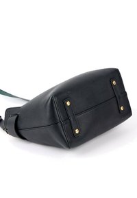 Sac bandoulière en cuir noir avec bandoulière réglable, forme rectangulaire et clous métalliques dorés au bas pour le support.