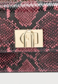 Τσάντα χειρός με υφή ψεύτικου δέρματος φιδιού σε σκούρο κόκκινο και μαύρο, με χρυσό μεταλλικό κούμπωμα και λεπτομέρειες ραφής.